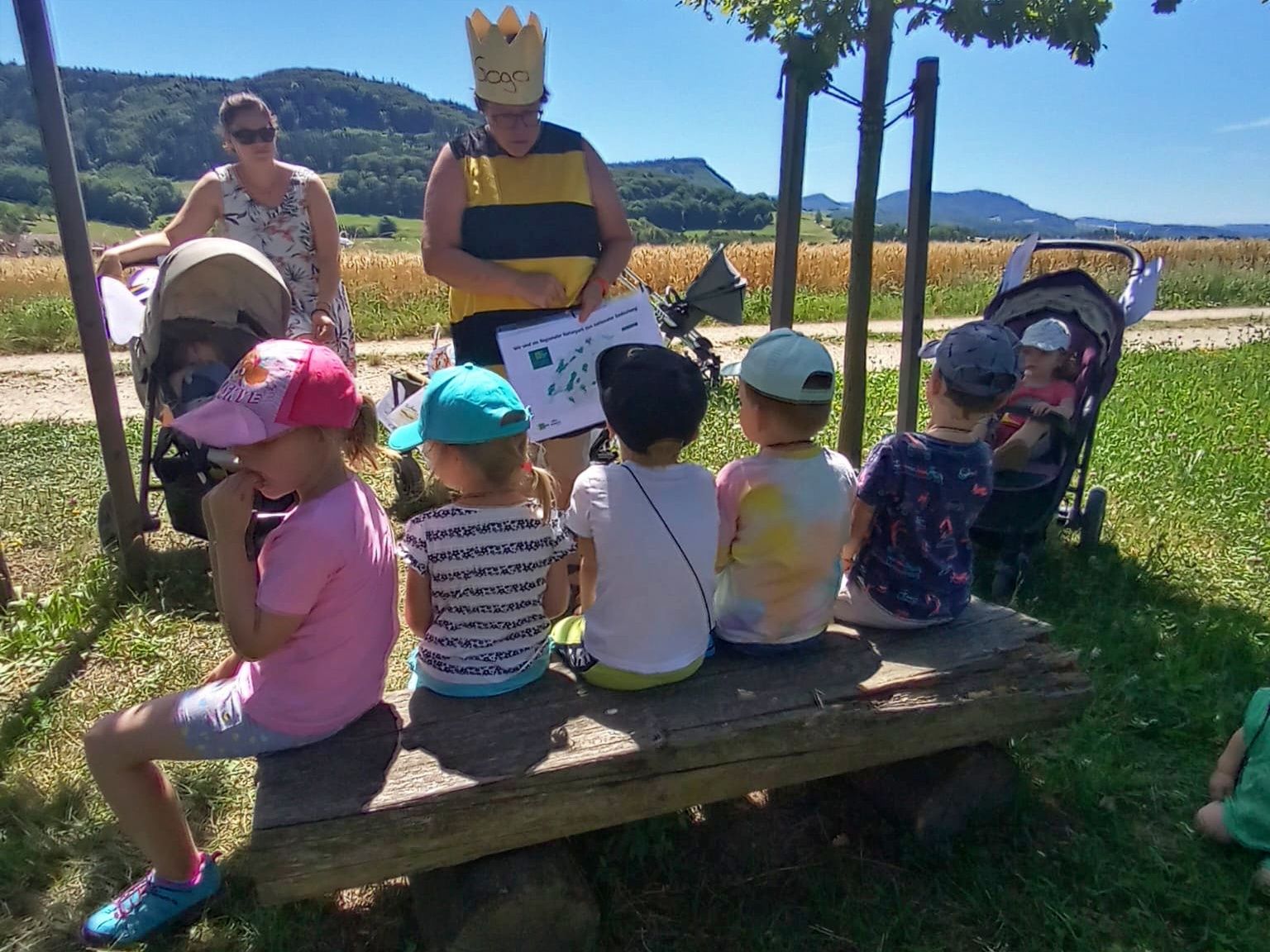 Jurapark Aargau: Bee Gogo tells kids about nature and animals.