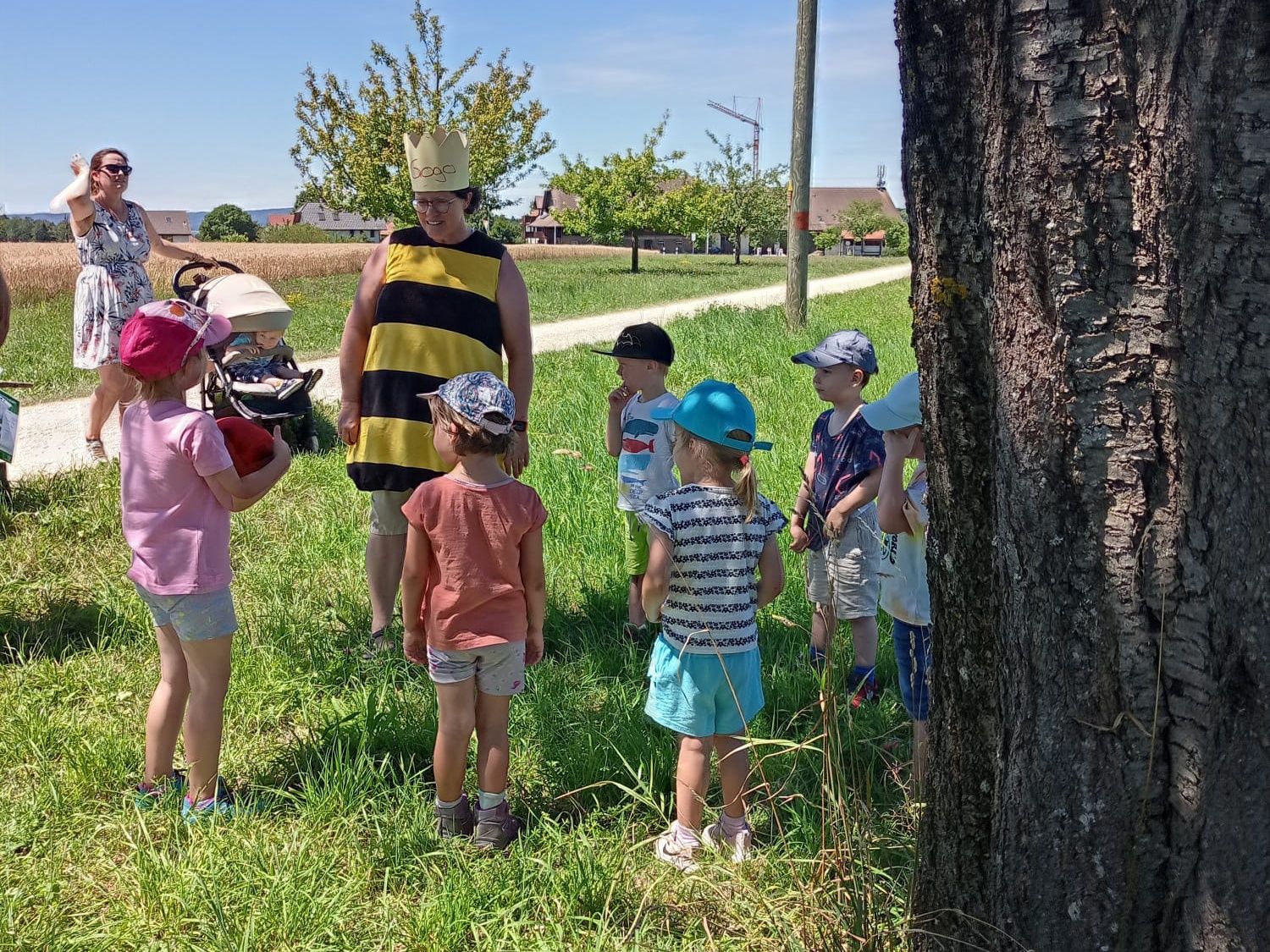 Jurapark Aargau: Bine Gogo with kids playing outside, group activity in nature