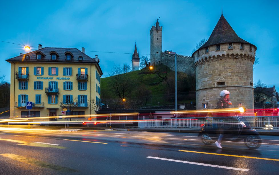 Blaue Stunde Luzern mit beleuchtetem Restaurant und Altstadt