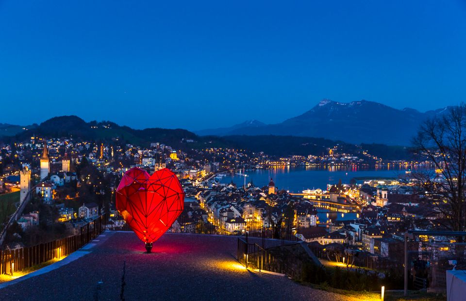 Blaue Stunde Luzern mit Herzlampe, beleuchtete Stadt und See.