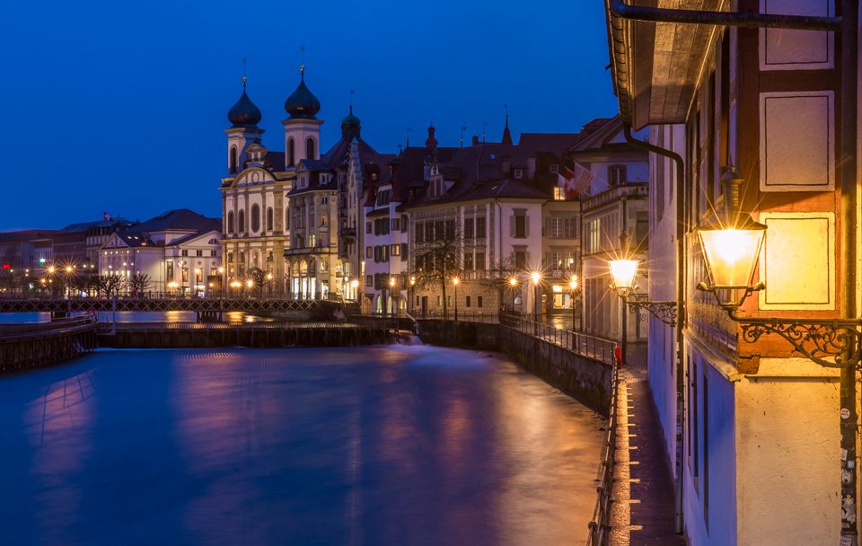 Blaue Stunde Luzern mit Sehenswürdigkeiten und beleuchteten Lampen.