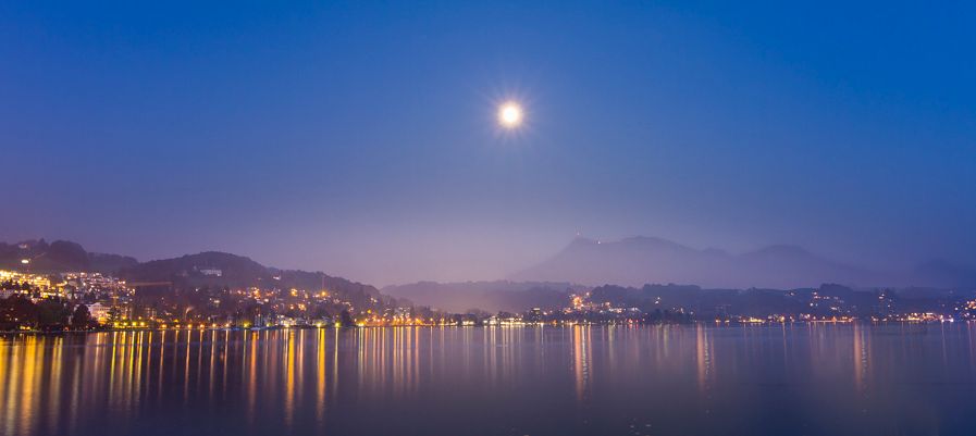 Blaue Stunde über Luzern am Vierwaldstättersee mit Mond