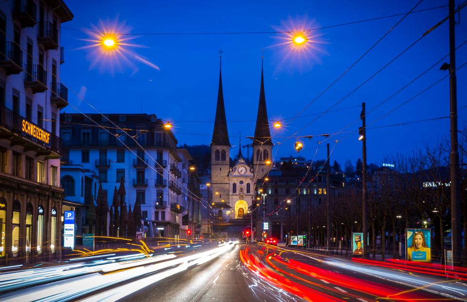 Blaue Stunde Luzern mit strömendem Verkehr und Laternenlicht
