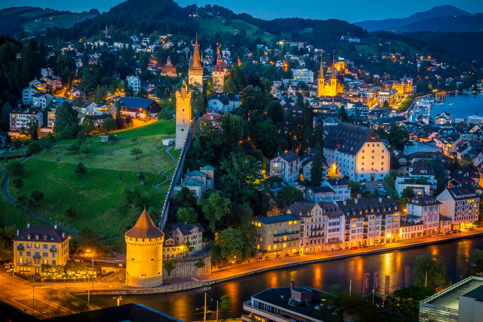 Blaue Stunde Luzern mit Blick auf historische Gebäude und Wasser