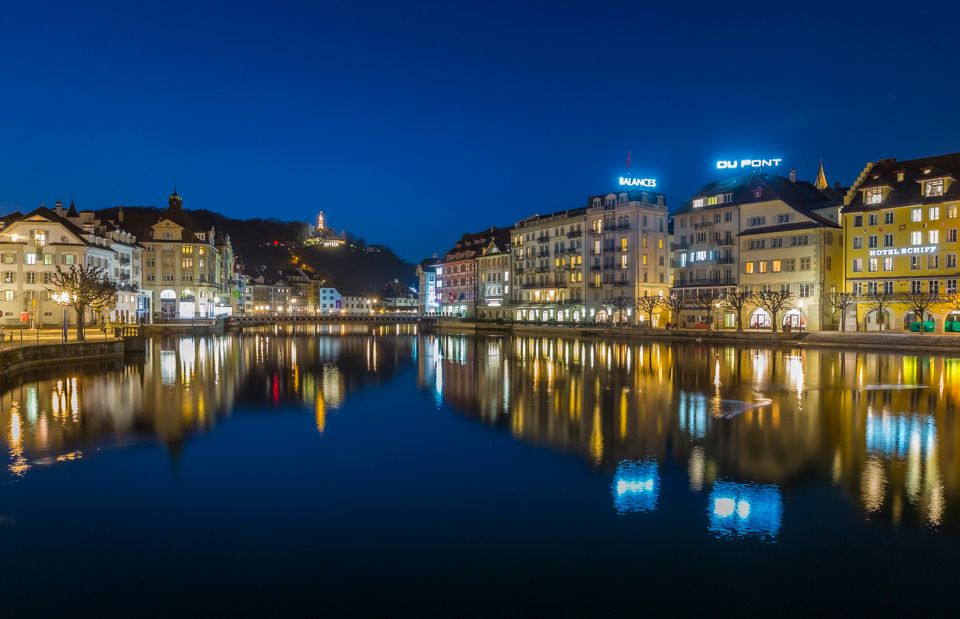 Luzern bei blauer Stunde mit reflektierenden Gebäuden und ruhigem Wasser