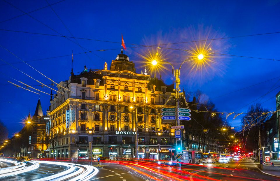 Hotel Monopol in Luzern während der blauen Stunde mit Lichtspuren von Autos