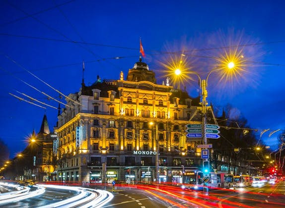 Hotel Monopole pada malam hari di Lucerne, lampu terang dan langit malam