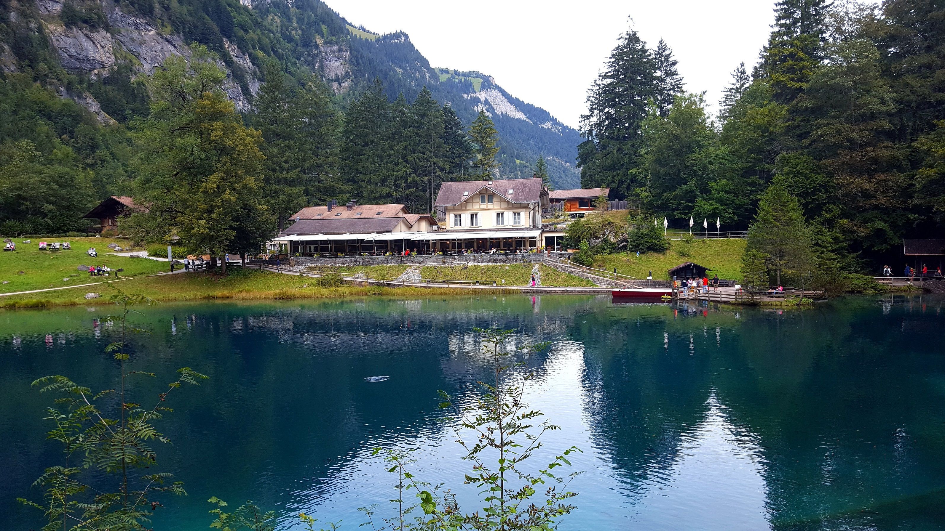 Blausee s klidnou vodou a okolím v Oeschinsee