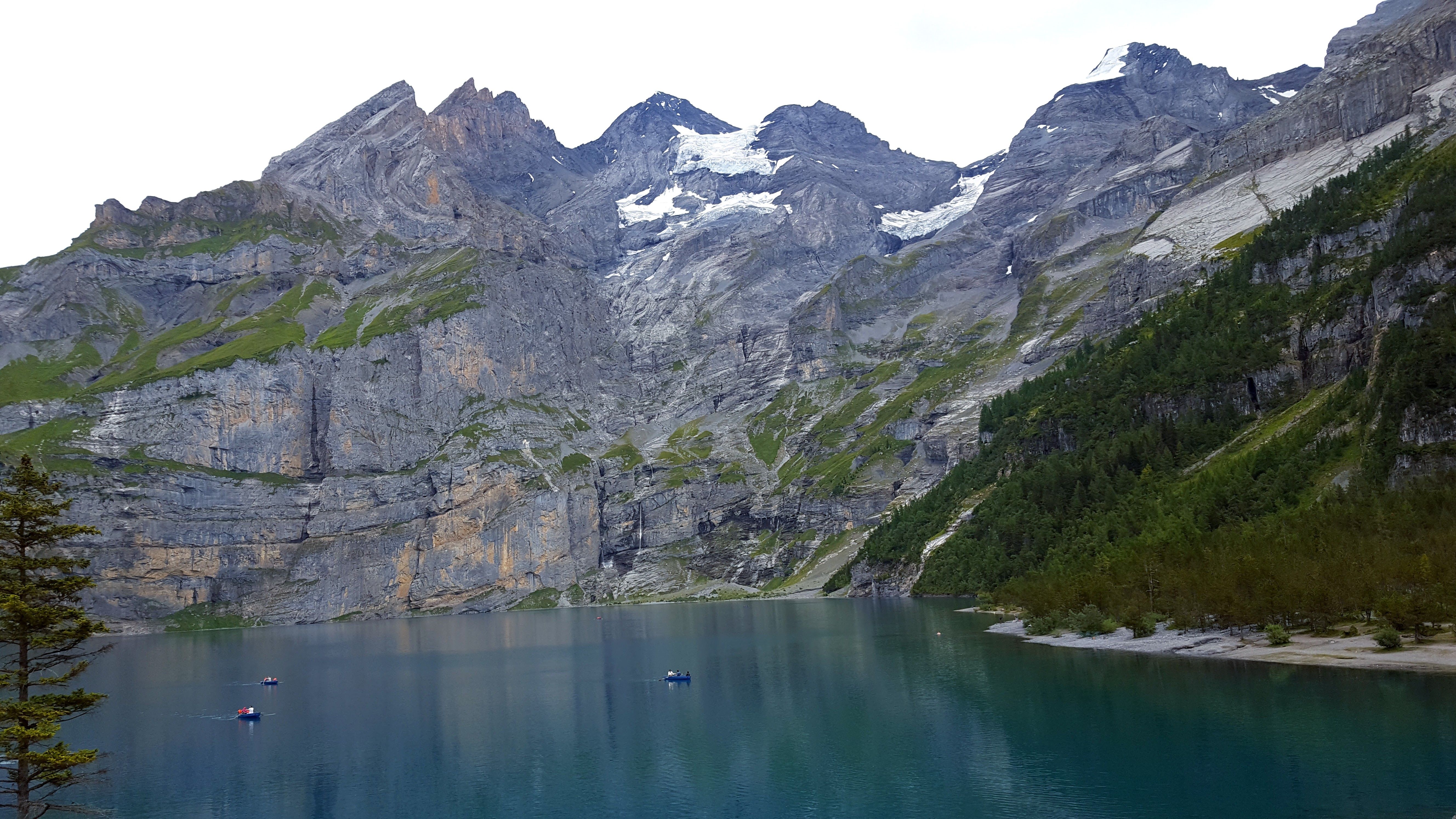 Blausee a Öschinensee s horami a čluny v létě 2023.