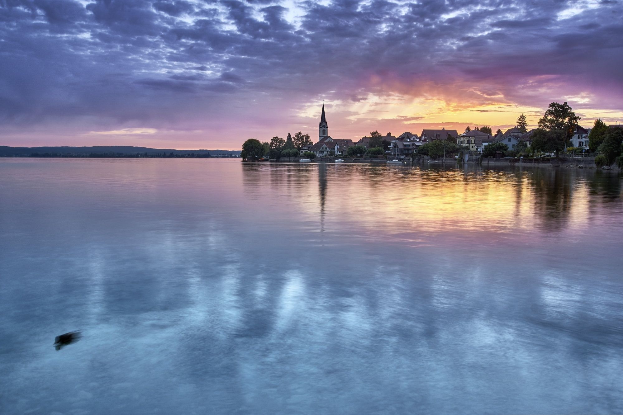  Bodensee: malerisk landskab med vand, charmerende huse og solnedgang