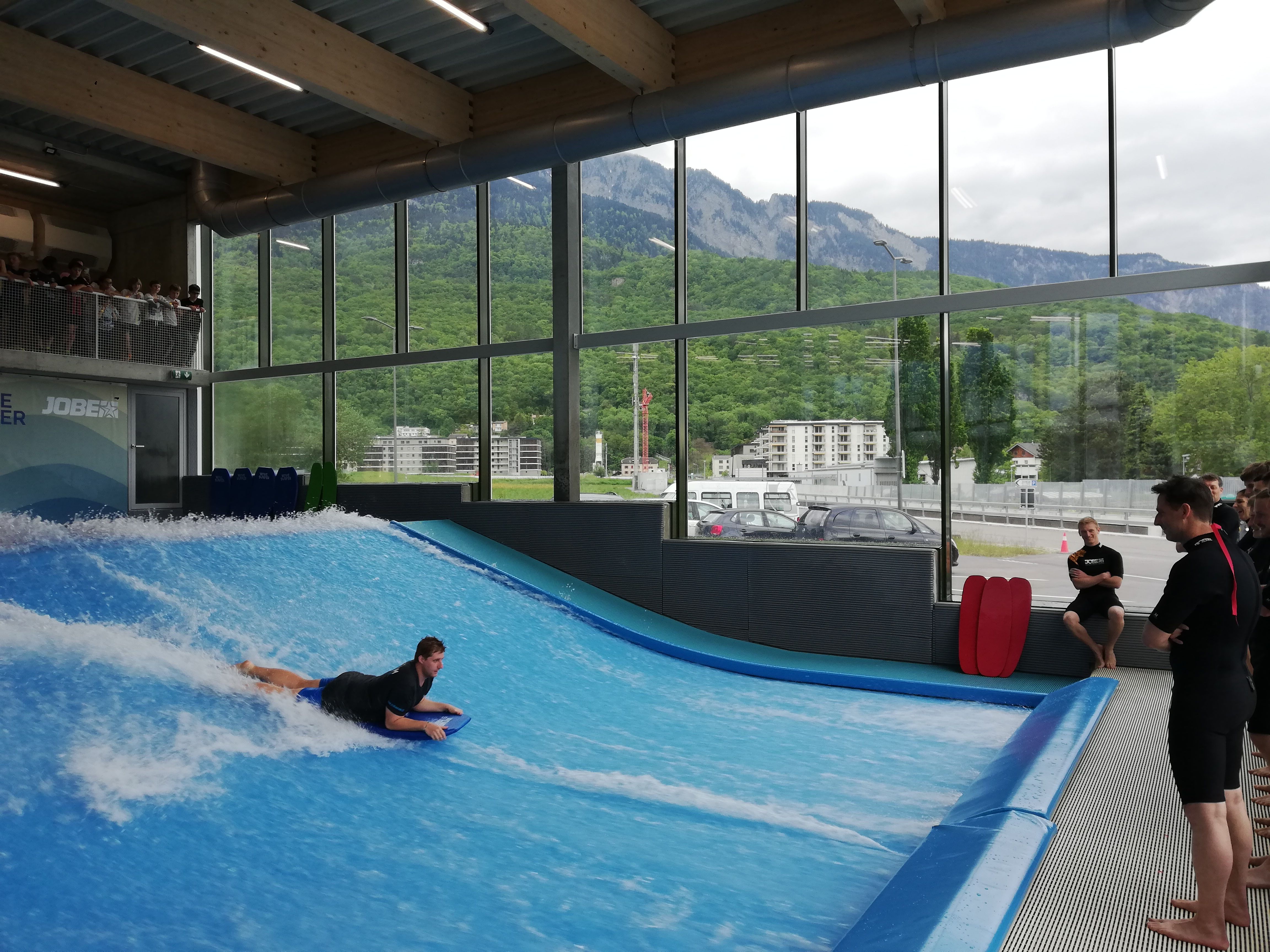 Bodyboard: Keseronokan berselancar di kolam renang tertutup bersama rakan-rakan di gunung.