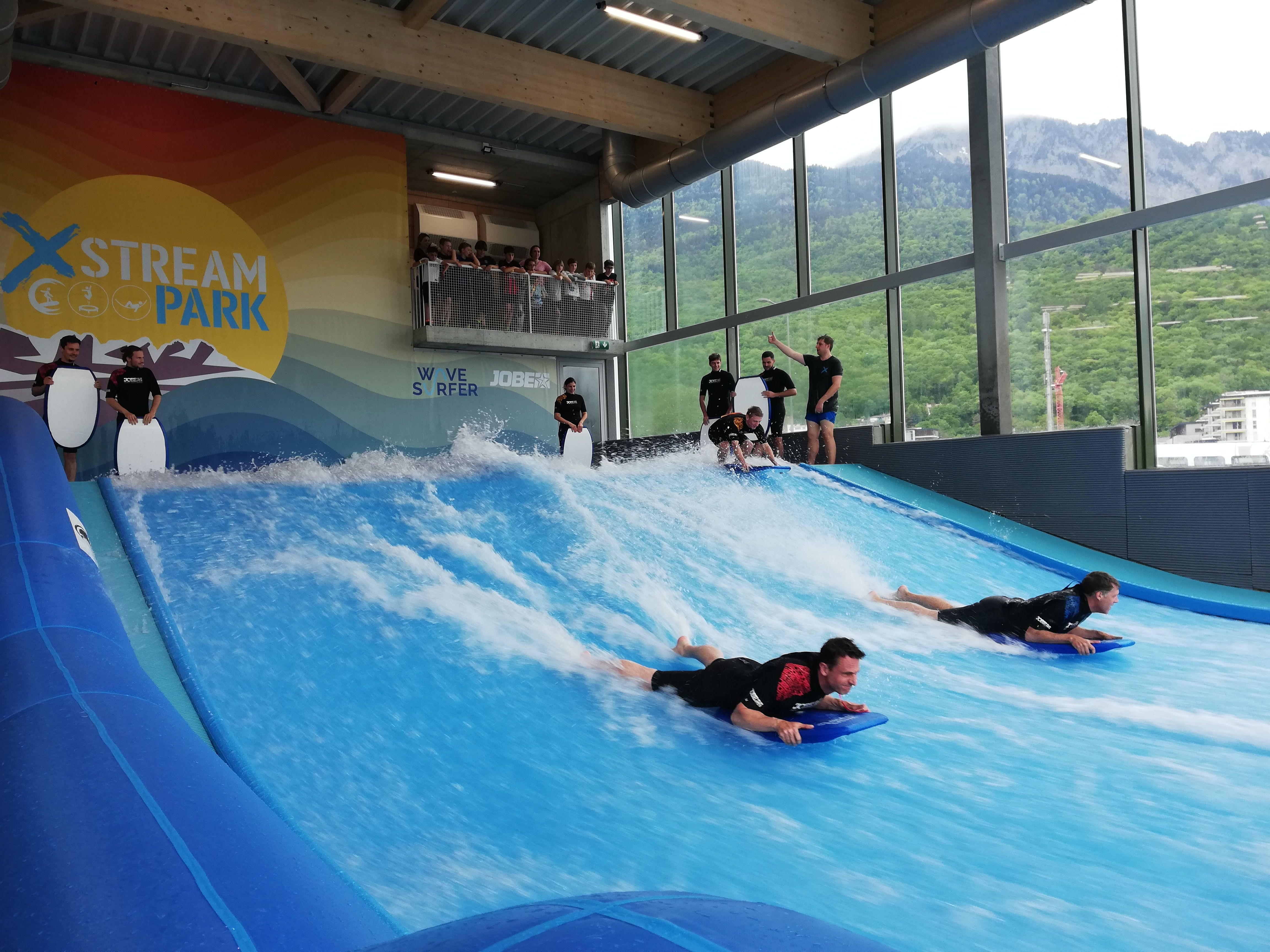 Bodyboard: Berselancar di atas gelombang air semasa musim panas dengan suasana santai dan keseronokan.