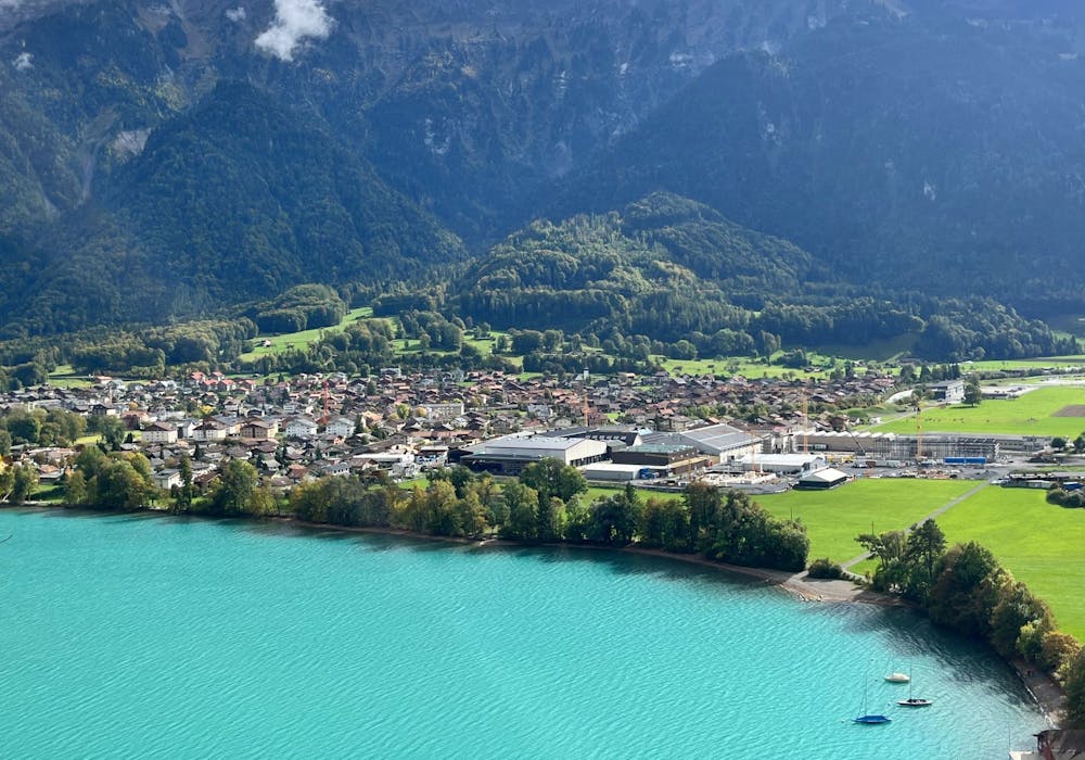 Boenigen : vue pittoresque sur le lac turquoise et les montagnes environnantes en été