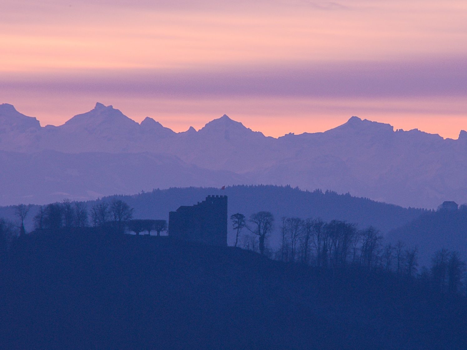 Bözberg: Utsikt över Habsburg vid gryning över bergen och i naturen.