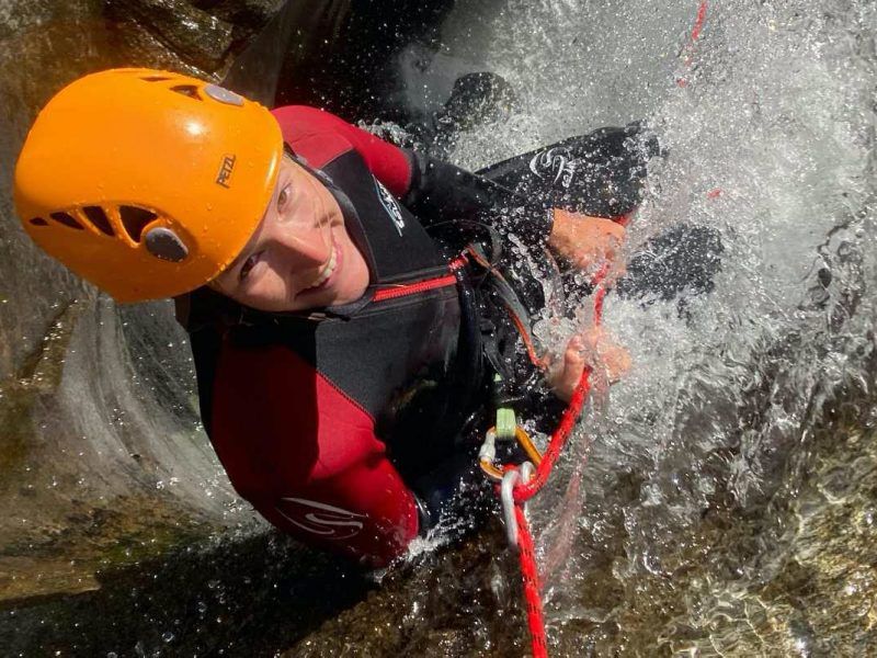 बोगेरा में शुरुआती कैन्यनिंग, पानी में मुकाबला, न्यूप्रीन सूट पहने खिलाड़ी