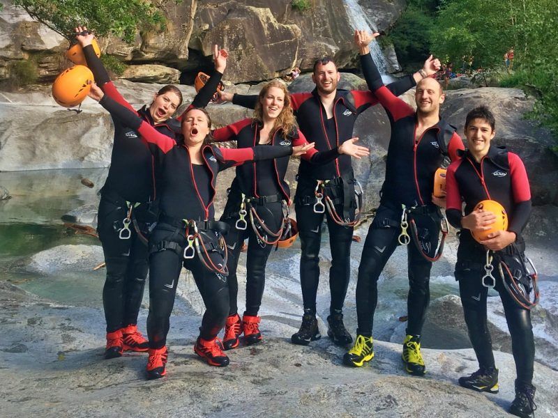 बोगेरा कैन्यनिंग तिसिन, समूह कैन्यनिंग में, तैराकी जैकेट, चट्टान