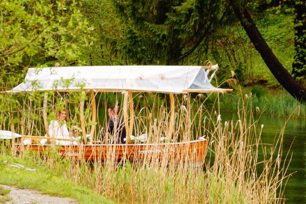 Dîner en bateau au lac aux truites avec des visiteurs du restaurant dans un cadre idyllique