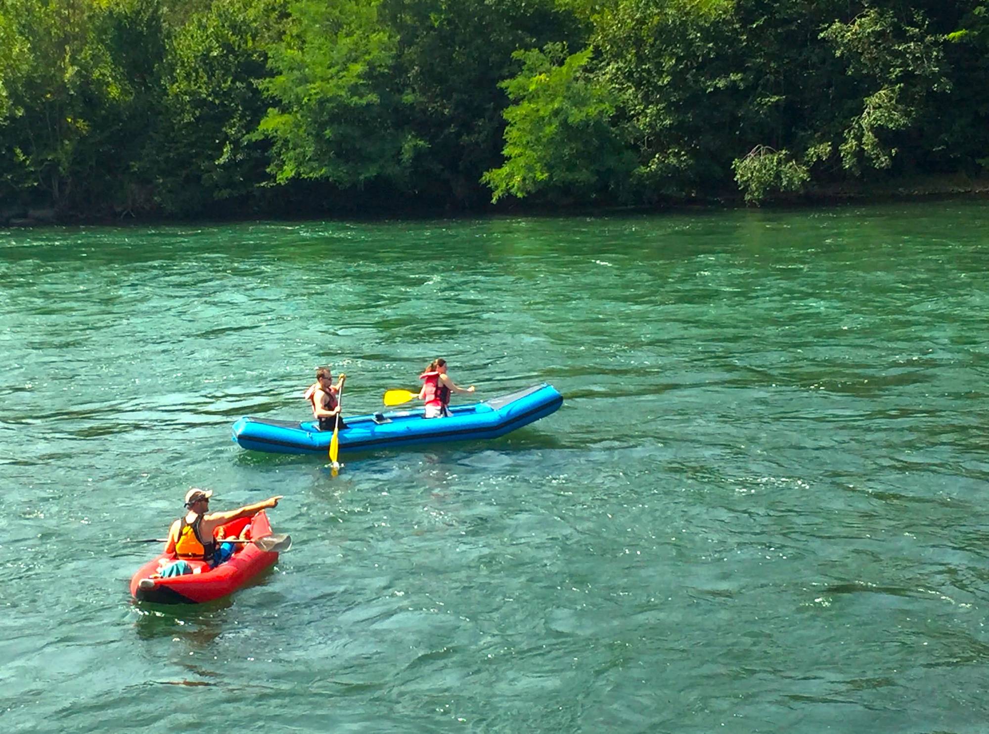 Bootsfahrt Reuss mit Kajaks auf dem Wasser, grüne Umgebung.