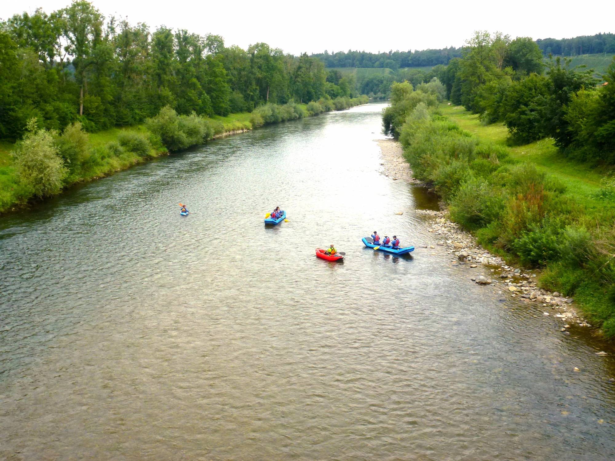Bootsfahrt Reuss mit Kanus und Teilnehmern in der Natur
