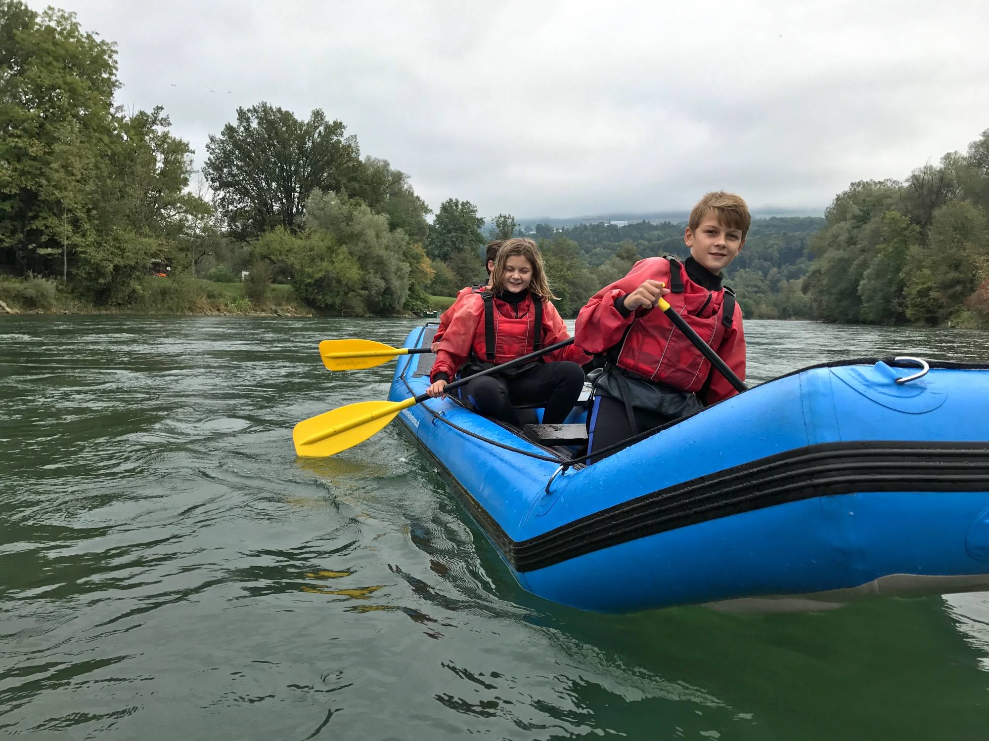 Kajakfahrt auf der Reuss im Jahr 2023, zwei Personen in Ausrüstung