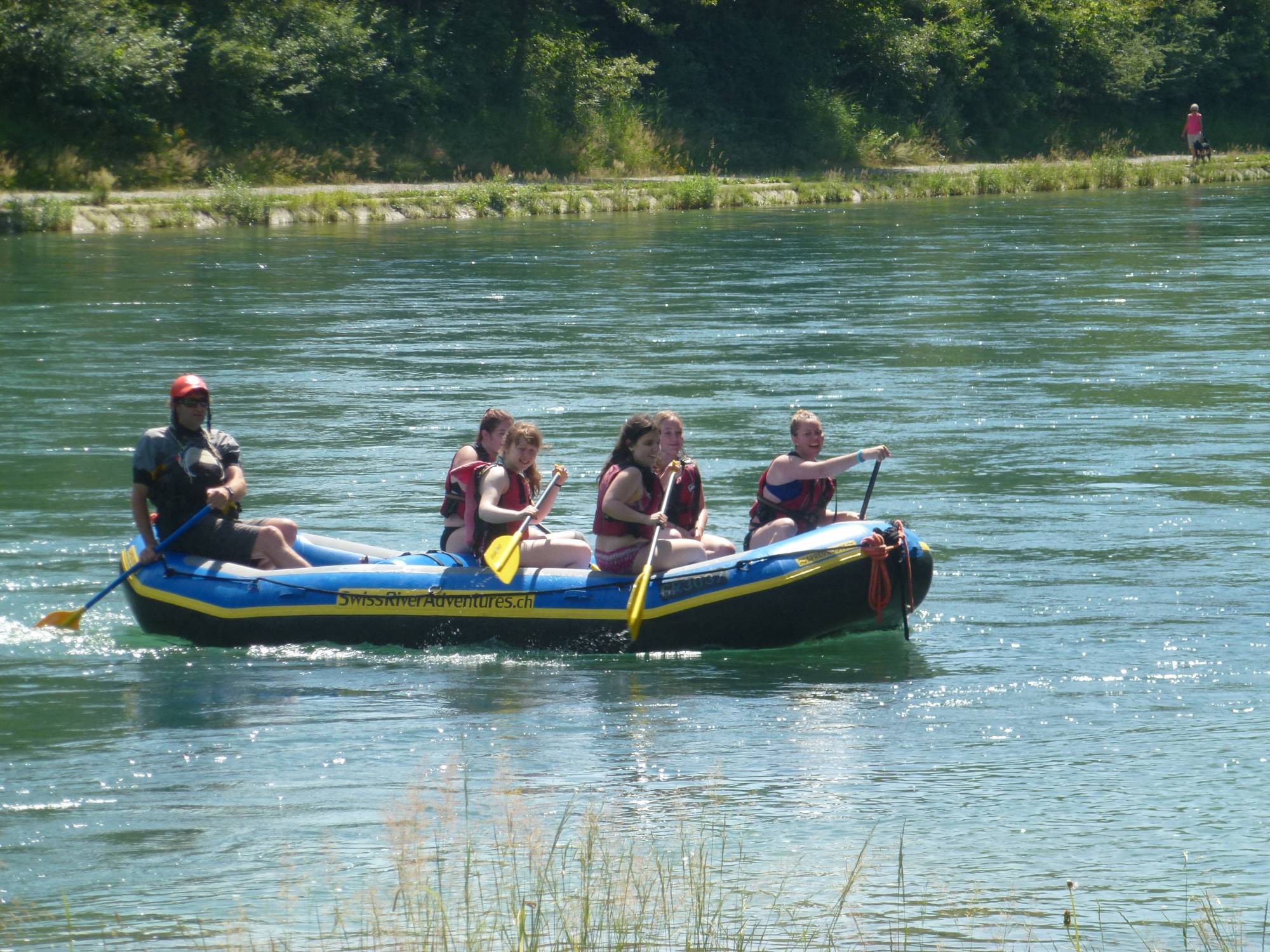 Schlauchbootfahrt auf der Reuss mit Teilnehmern und Guide
