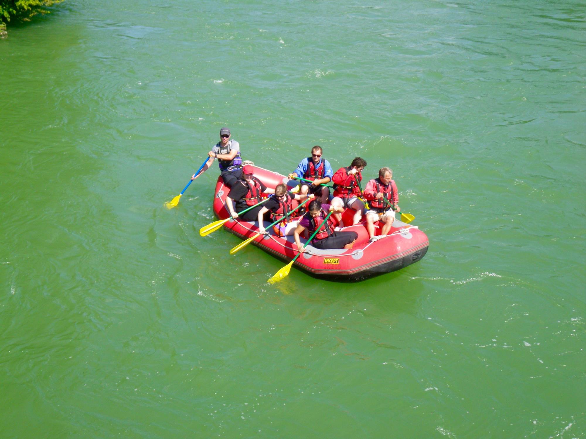 Schlauchbootfahrt auf der Reuss mit Teilnehmern in Schwimmwesten.