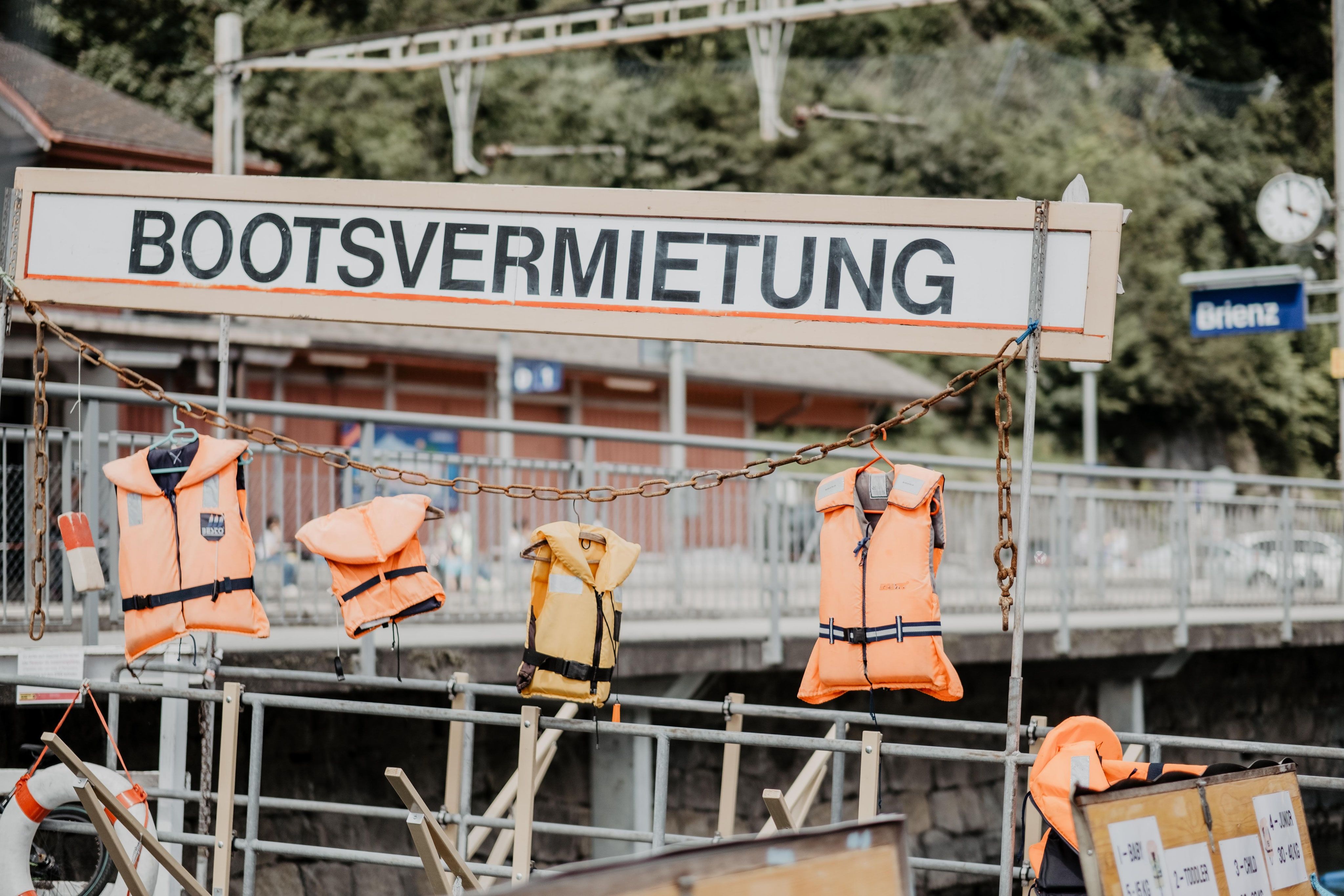 Sewa Bot Perahu Brienz, Sewa Bot dengan jaket keselamatan, Stesen Kereta Api Brienz