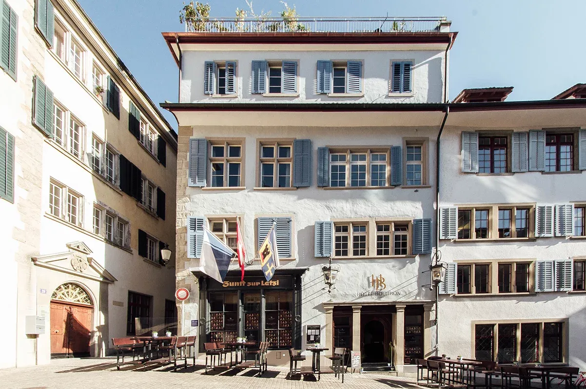 苏黎世：位于老城区的历史餐厅，拥有迷人的户外区域和蓝天。