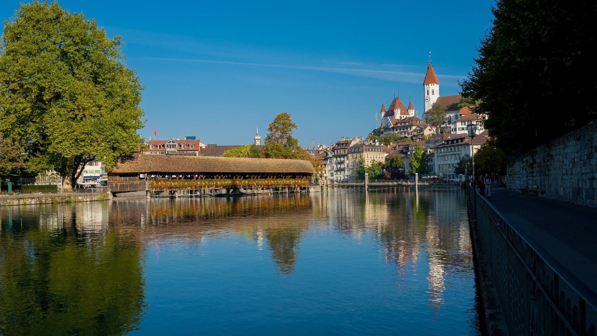 Lawatan bandar Brahms di sepanjang Aare di Thun, warna musim luruh