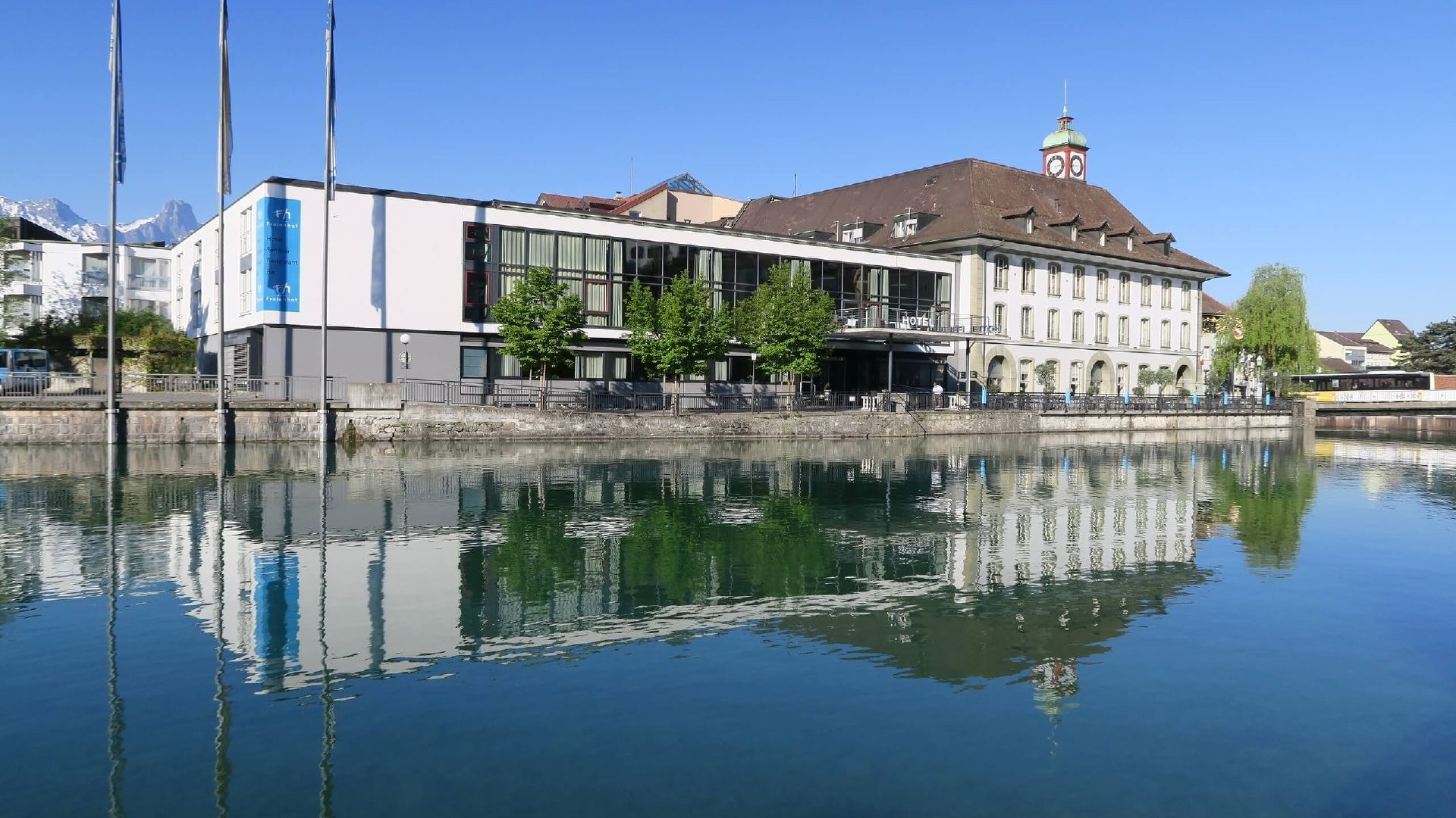 Lawatan Bandar Brahms di Thun dengan pemandangan bangunan dan air