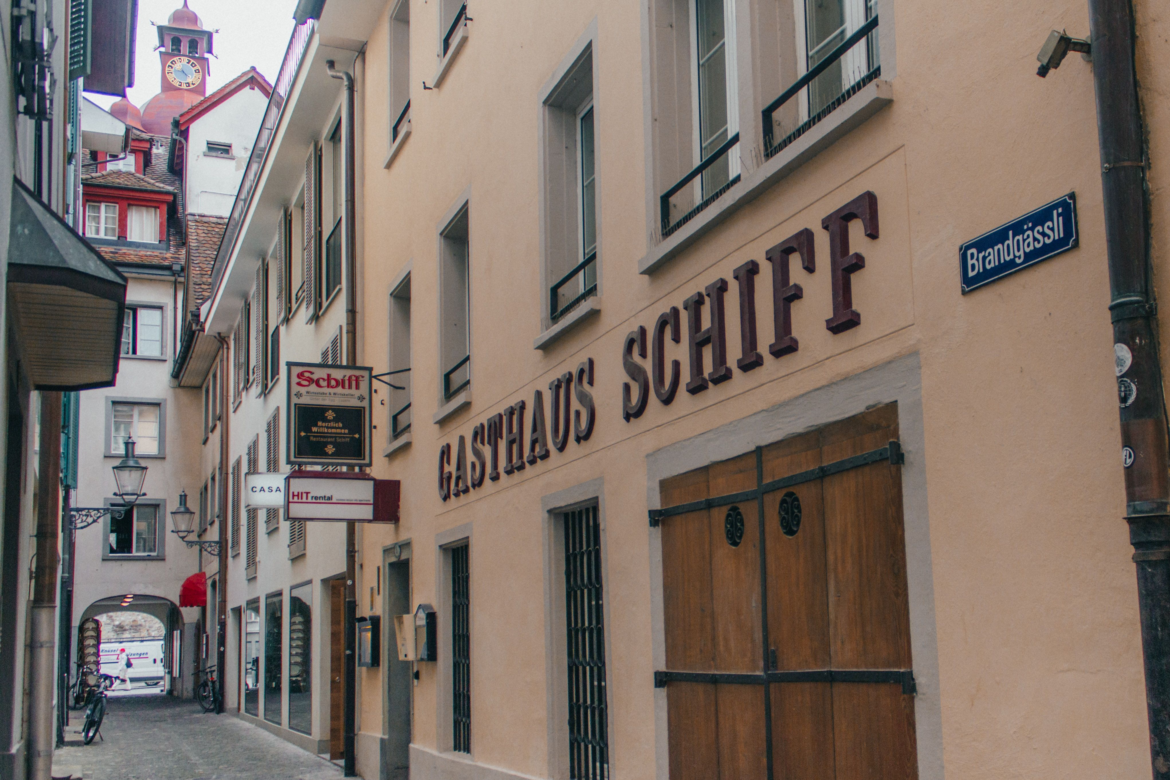 Brandgässli a Lucerna con ristorante Schiff e edifici storici