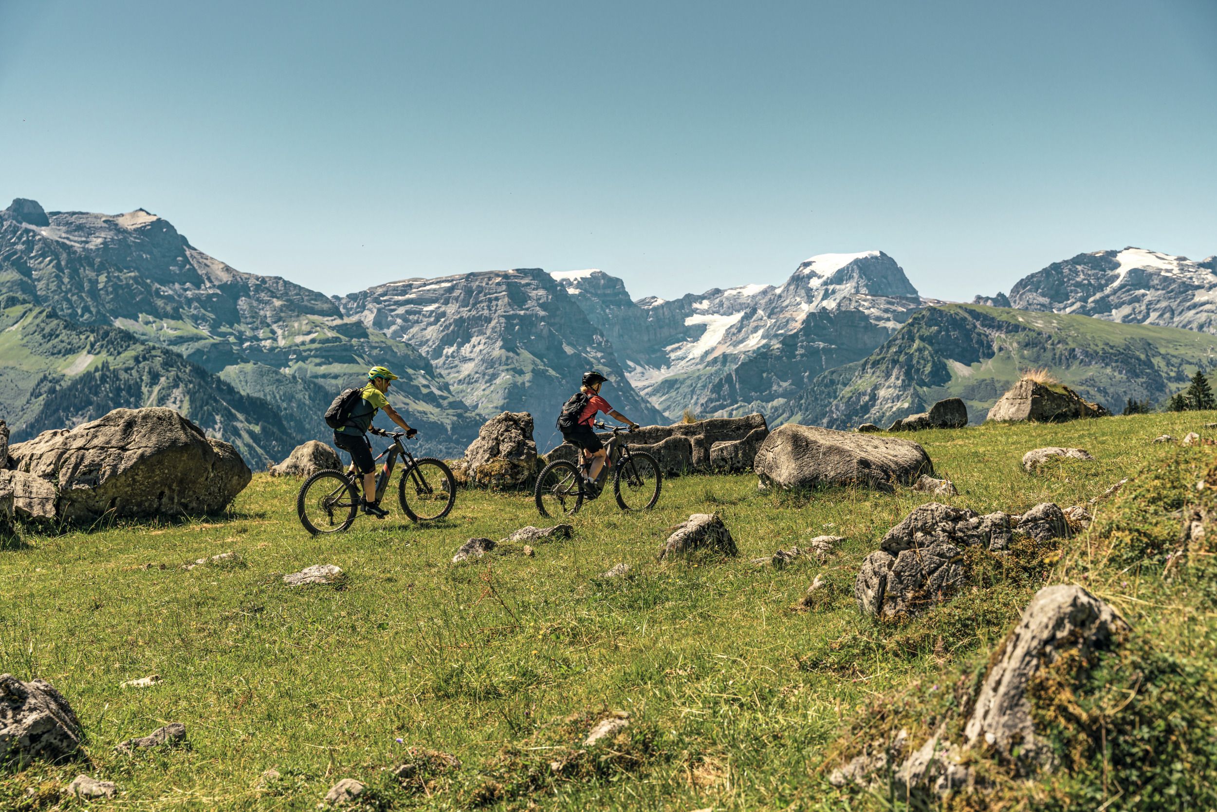 Braunwald: Mountainbiking i Alperne med imponerende bjergudsigt og grønne landskaber.