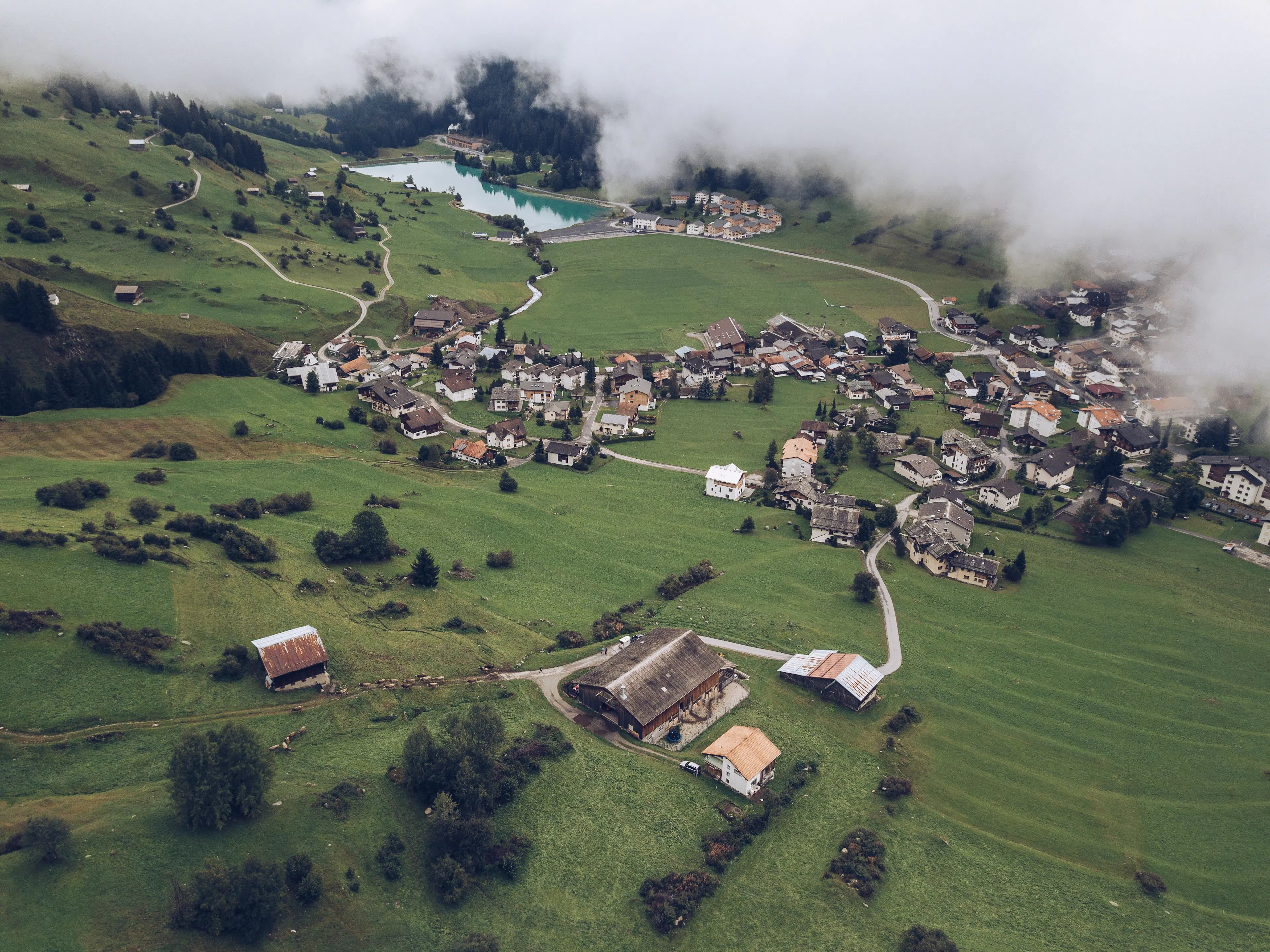 Brigels: Panorama pohled na zelenou krajinu a vesnici v švýcarských horách