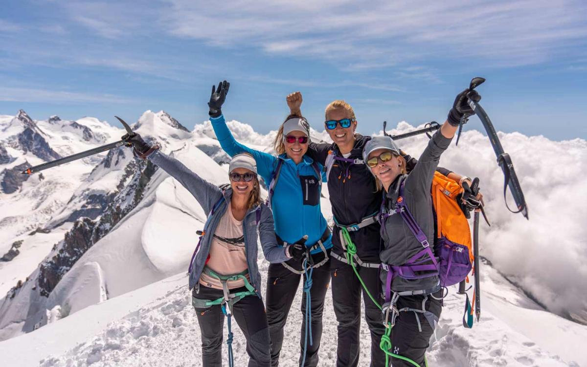 Breithorn Bjergvandring for begyndere med deltagere, sne og bjergtoppe