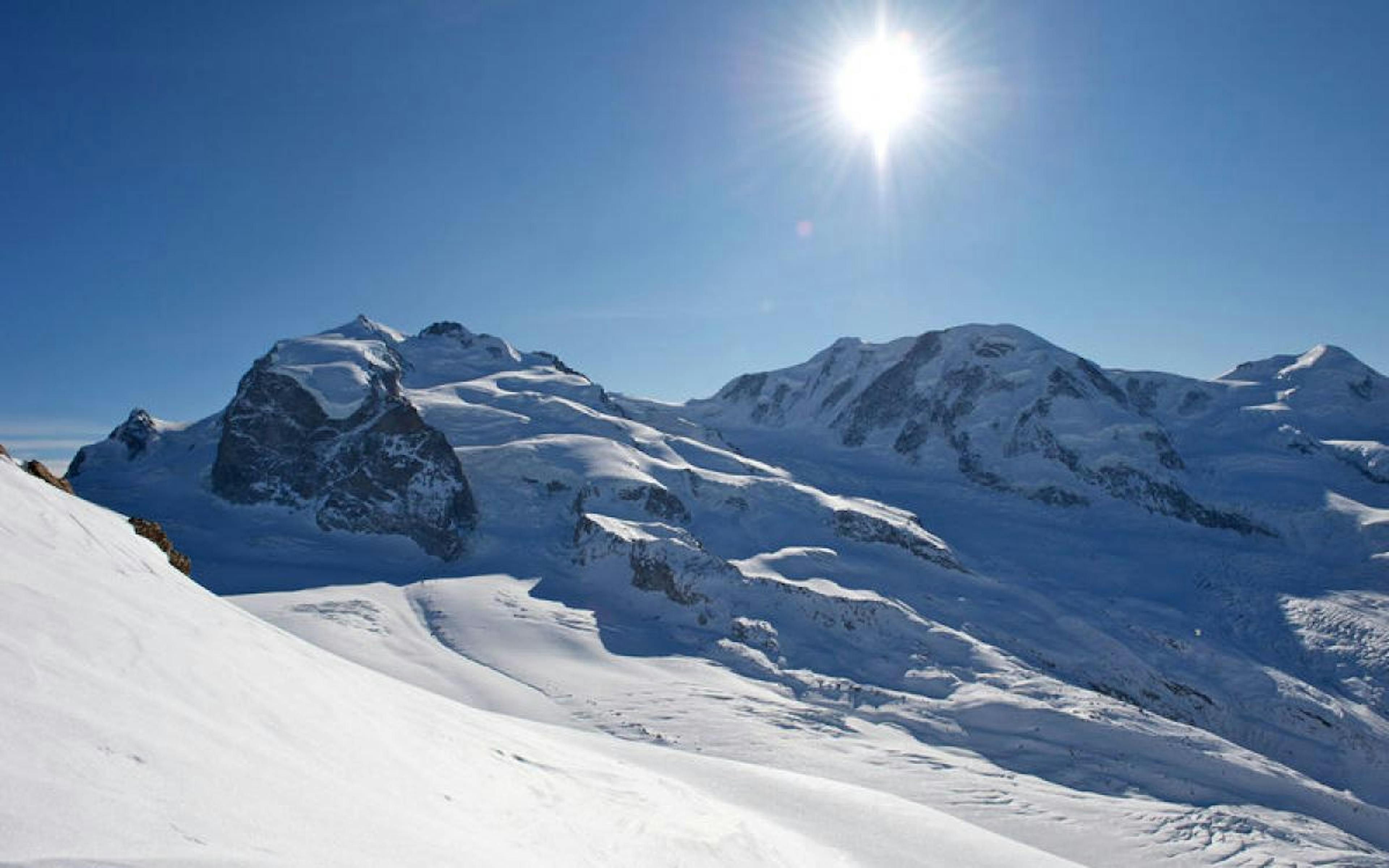 Vista do Breithorn com neve, passeio nas montanhas, visão clara