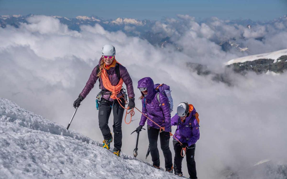 Ascension du Breithorn avec des alpinistes dans les Alpes valaisannes