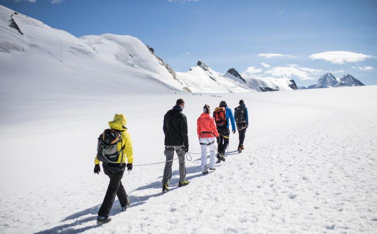 Tour du Breithorn à Zermatt, le groupe de randonneurs traverse la neige