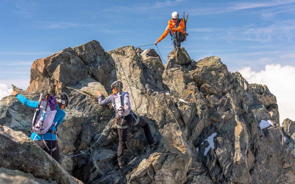 Breithorn Zermatt, alpinistes grimpent sur des rochers en 2023.