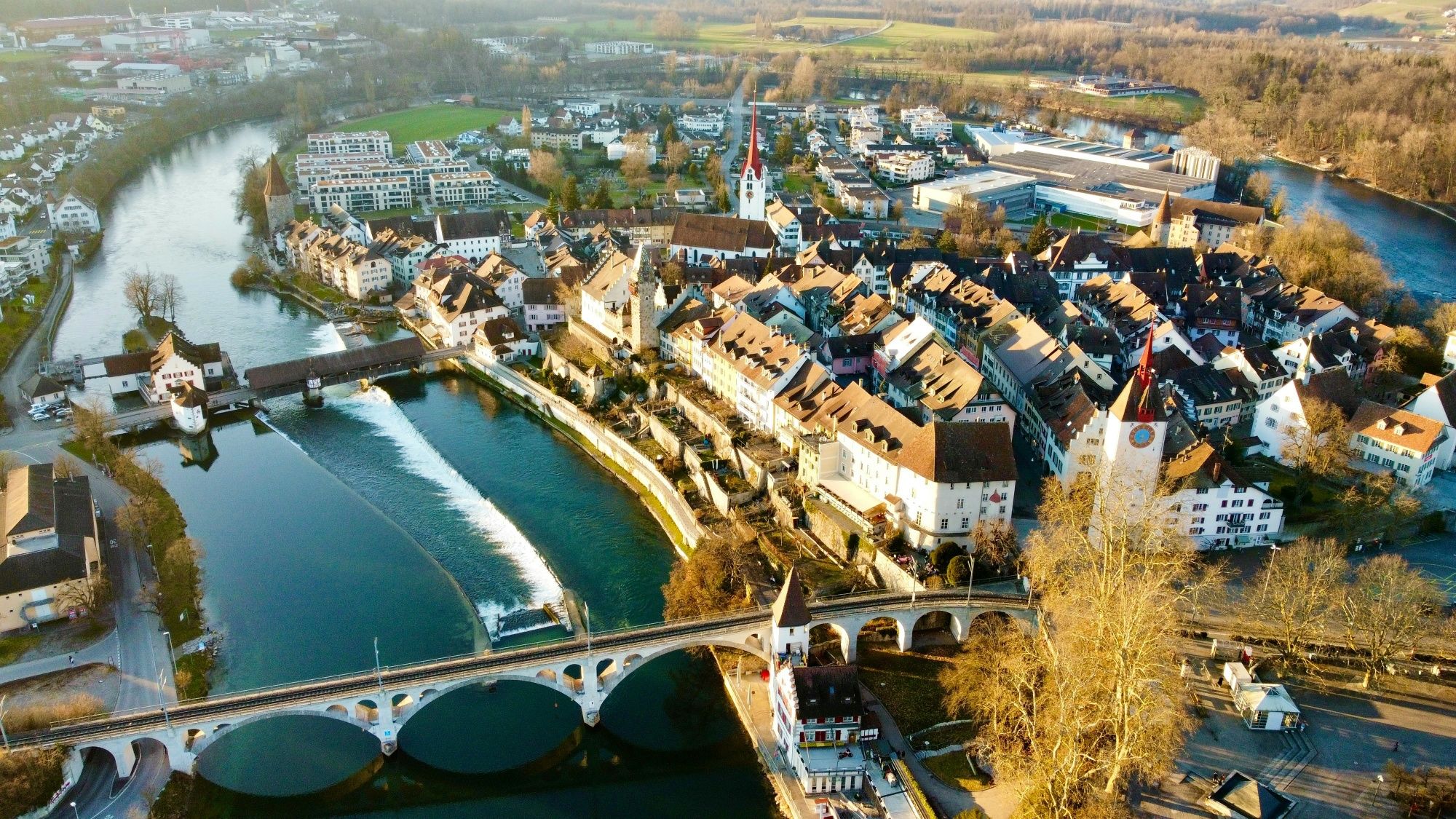 Sato Code Bremgarten: malerische Altstadt mit Fluss und Brücke in der Schweiz.
