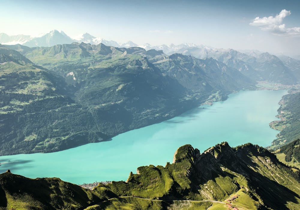 Brienz على بحيرة برينز الزرقاء، محاطة بالجبال الخضراء
