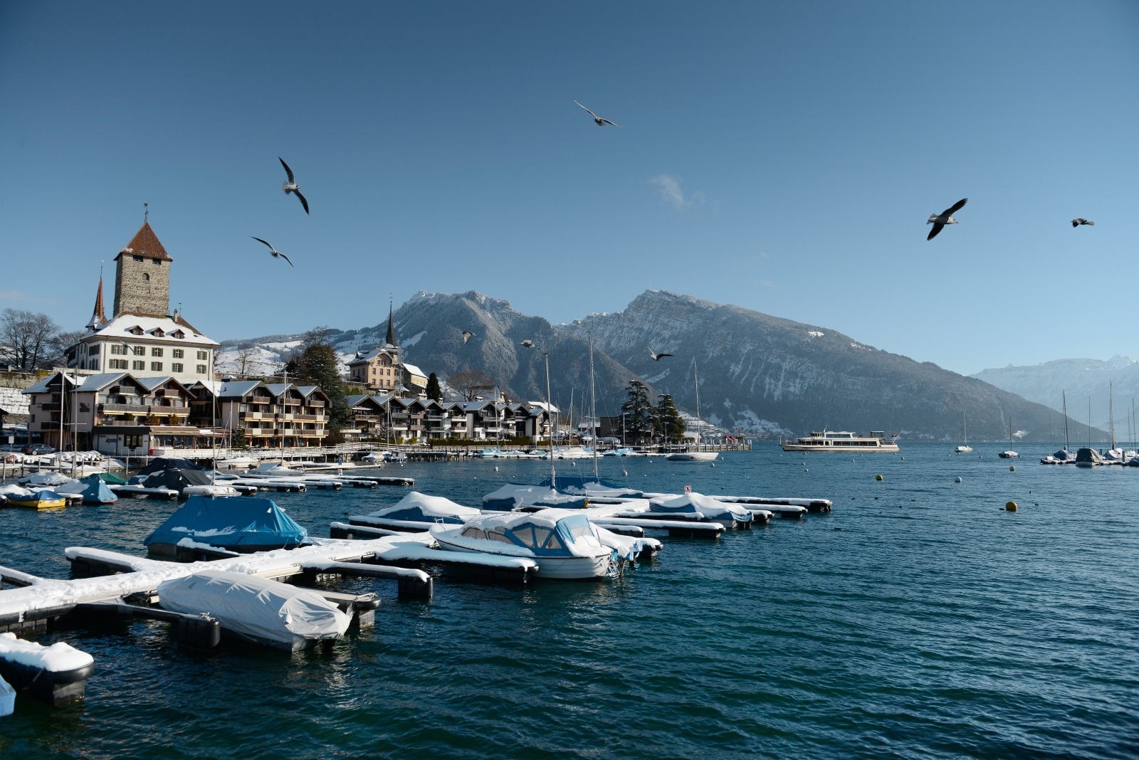 Pelayaran di Tasik Thun dengan pemandangan pegunungan