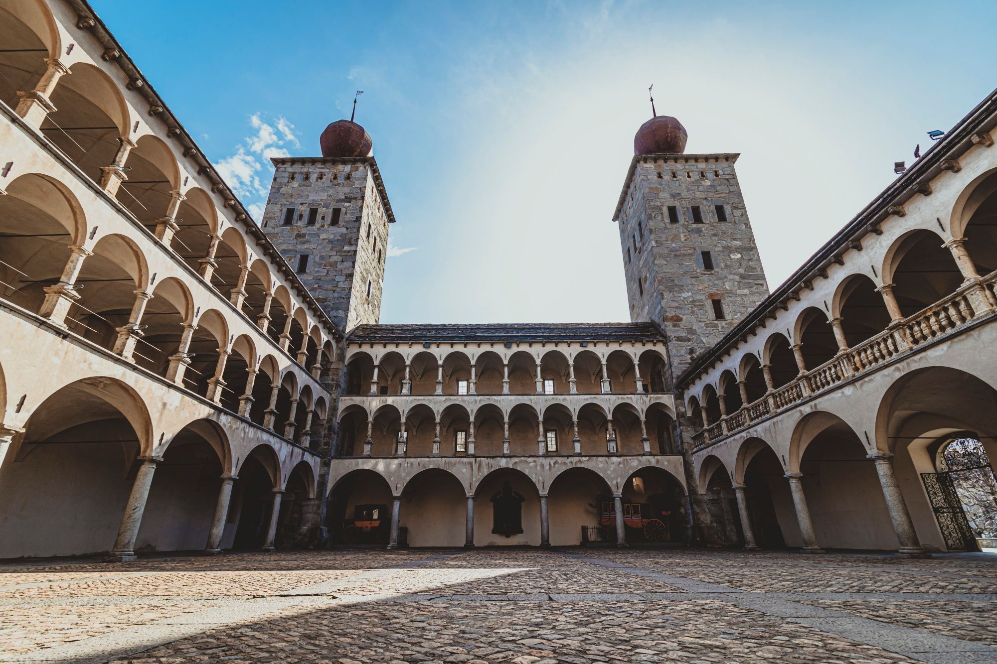 Brig: imponerende arkitektur med historiske tårne i Schweiz's hjertet.