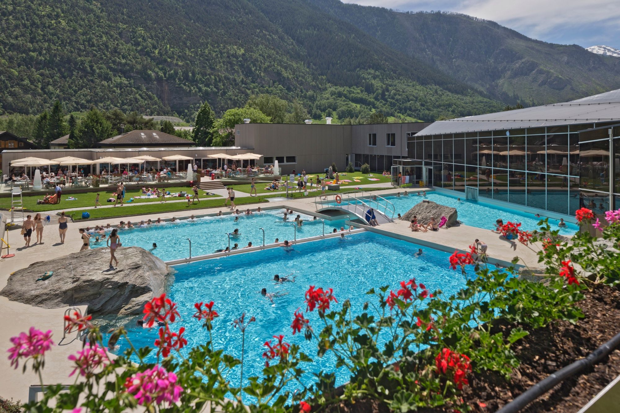 Brigerbad: ผ่อนคลายที่สระว่ายน้ำพร้อมวิวภูเขาและความงดงามของดอกไม้ในฤดูร้อน
