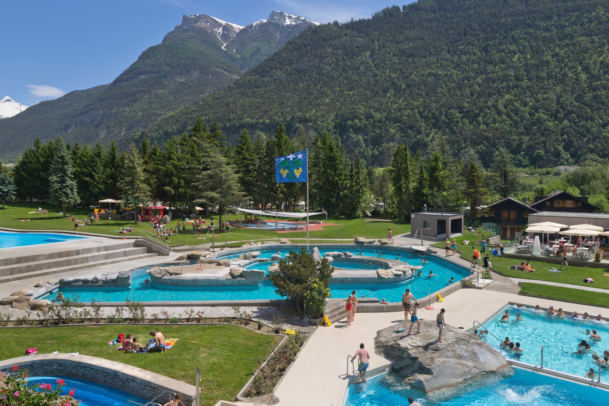 Brigerbad: สระว่ายน้ำที่สดชื่นล้อมรอบด้วยภูเขา เหมาะสำหรับกิจกรรมในฤดูร้อนกับครอบครัวและเพื่อนๆ