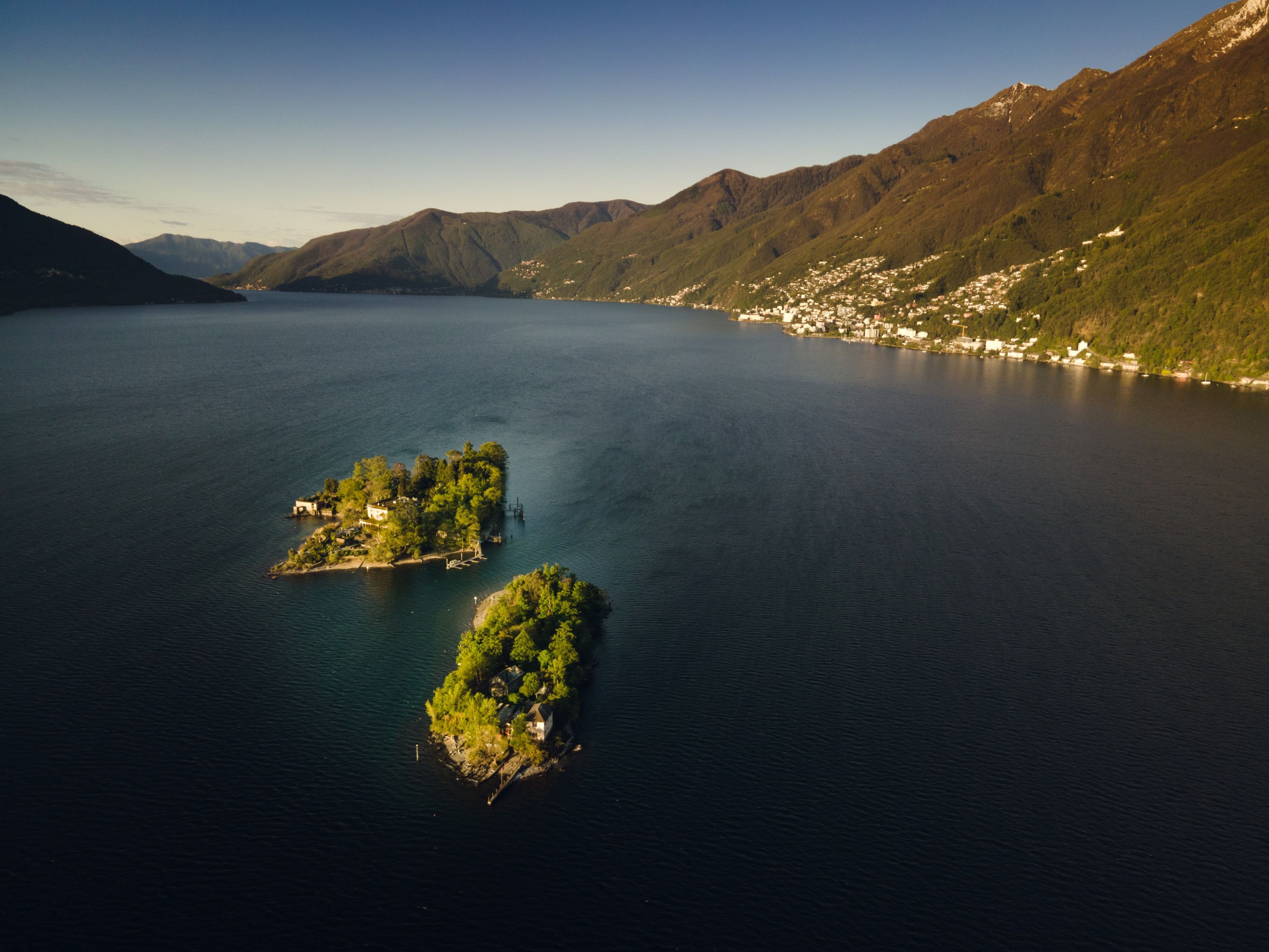 بريساګو: جزر خلابة في البحيرة مع خضرة وفيرة وجبال في الخلفية.