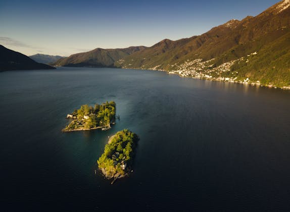 Brissago: islas pintorescas en el lago con exuberante vegetación y montañas de fondo.
