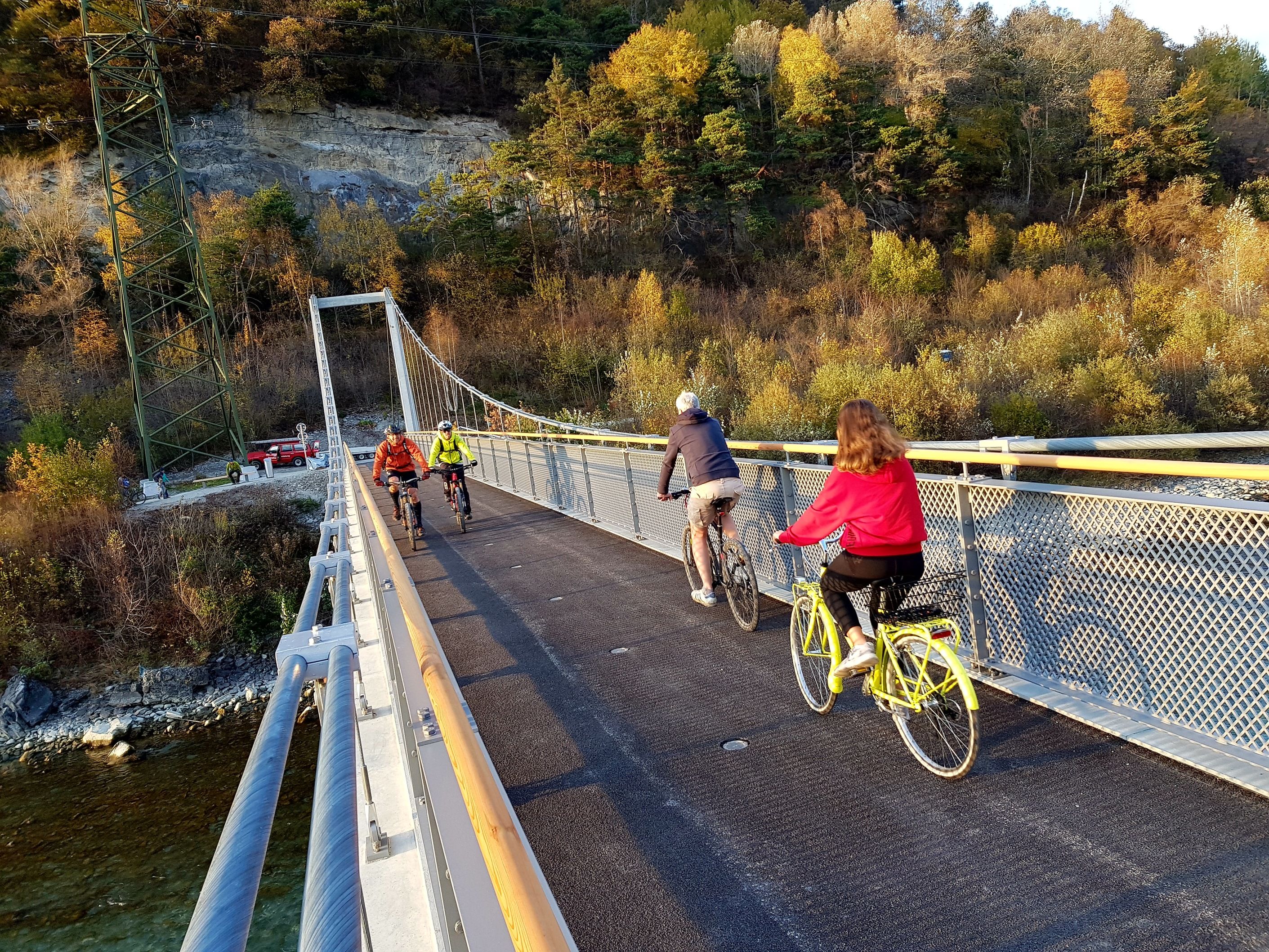 Brücke Chur Haldenstein mit Radfahrern auf der Fahrradtour im Herbst