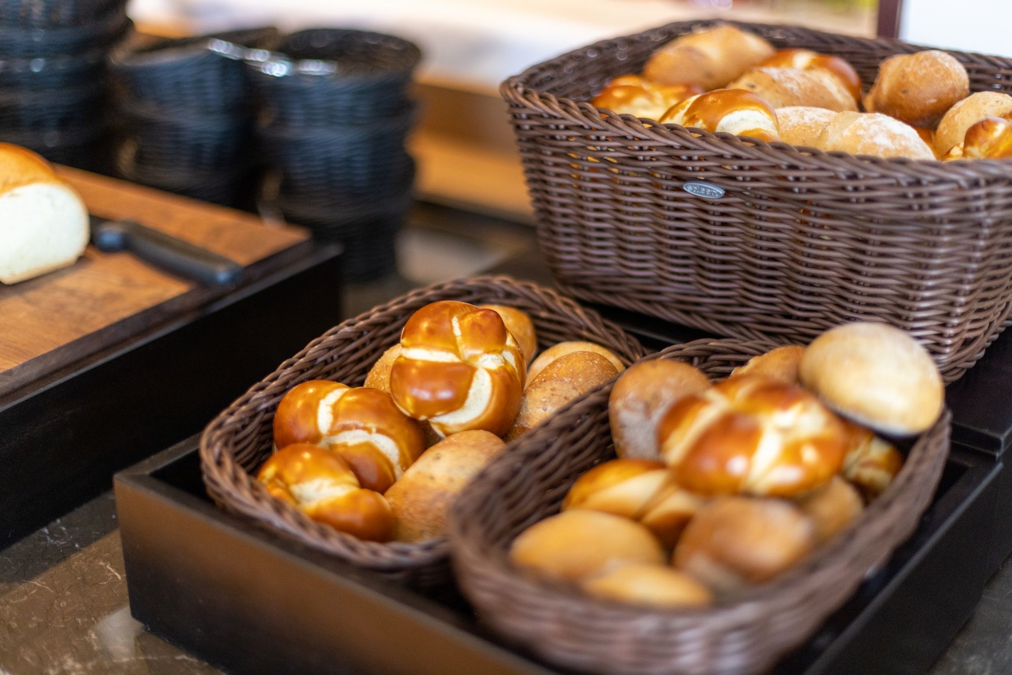 बर्नर रेस्टोरेंट में ताजा ब्रेड और बेक्ड वस्तुओं के साथ ब्रंच, आरामदायक मुलाकात के लिए उपयुक्त।