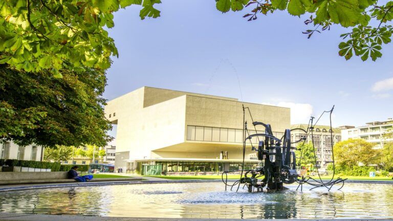 Golf Urbano Friburgo con instalación de golf moderna y estanque de agua en los alrededores