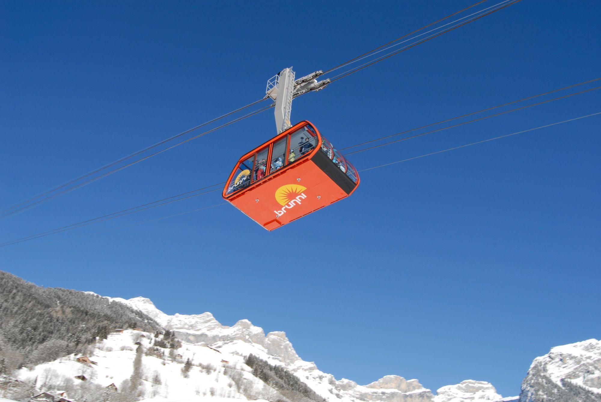 بروني غوندول: رحلة عبر الجندول في جبال الألب المغطاة بالثلوج في الشتاء.